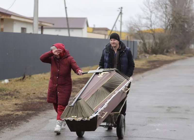 una coppia trasporta una bara a borodyanka