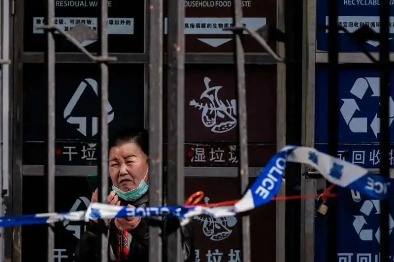 Una donna in quarantena a Shangai