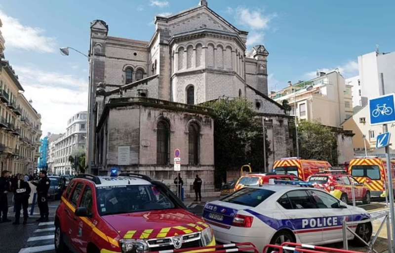 uomo accoltella un prete e una suora a nizza 2