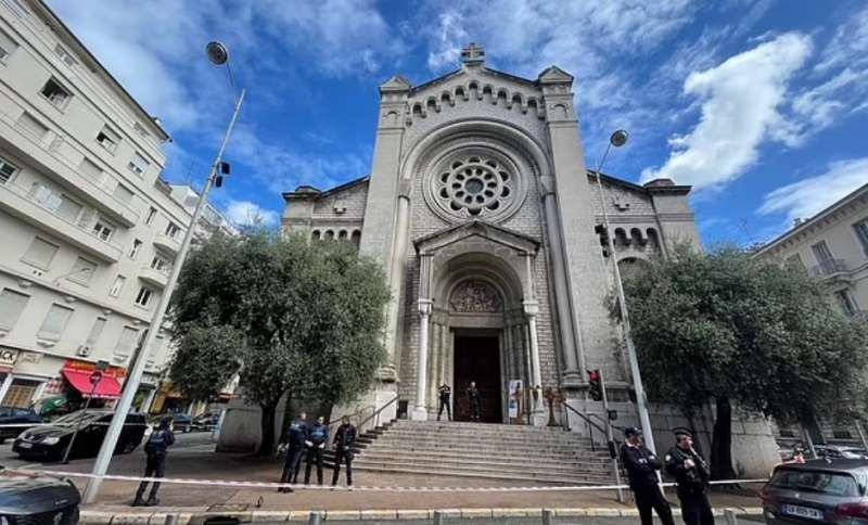 uomo accoltella un prete e una suora a nizza 4