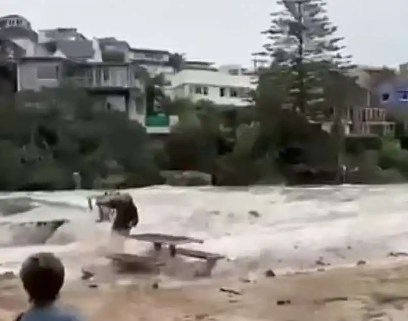 uomo trascinato da un'onda anomala in australia 2