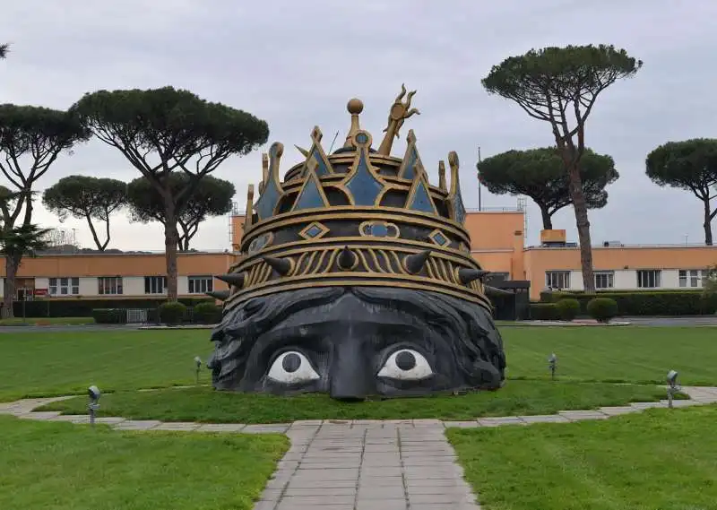 venusia scultura del film casanova di fellini  foto di bacco