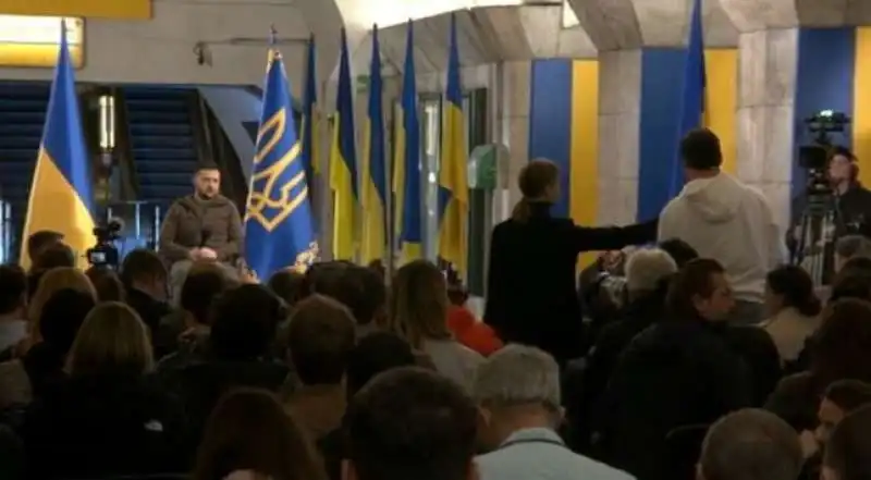 VOLODYMYR ZELENSKY - CONFERENZA STAMPA NELLA METROPOLITANA DI KIEV  