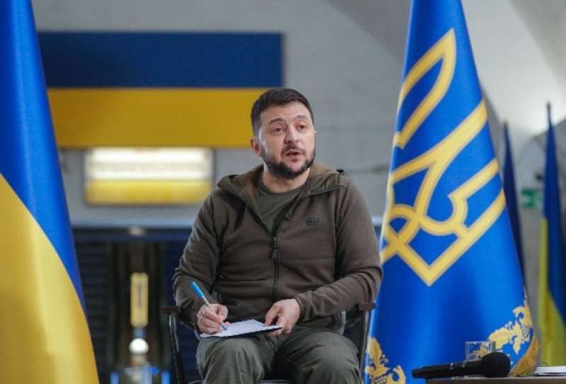 volodymyr zelensky conferenza stampa nella metropolitana di kiev 6