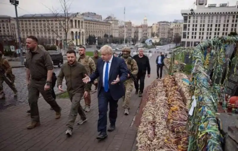 ZELENSKY E BORIS JOHNSON A KIEV