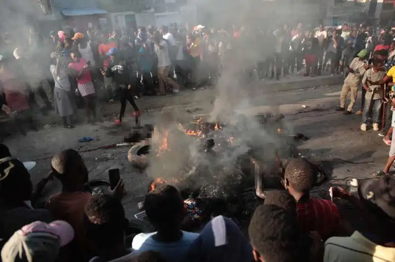 13 persone bruciate vive ad haiti  