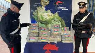 42 CHILI DI COCAINA IN UNA BORSA SULLA SCOGLIERA DI VULCANELLO