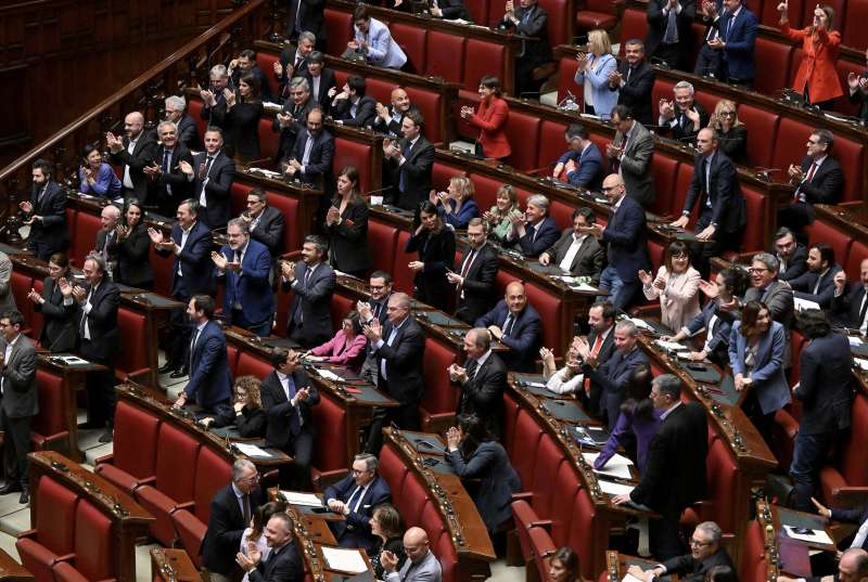 applausi dell opposizione dopo la bocciatura della risoluzione sul def