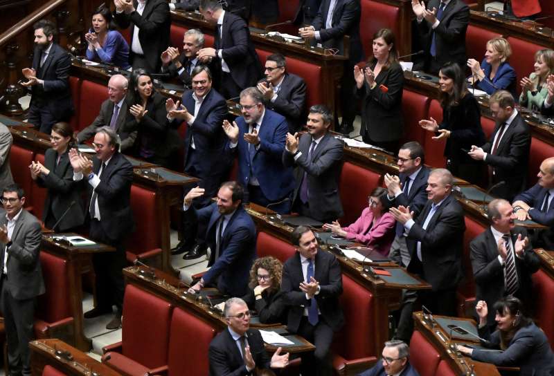 applausi dell opposizione dopo la bocciatura della risoluzione sul def