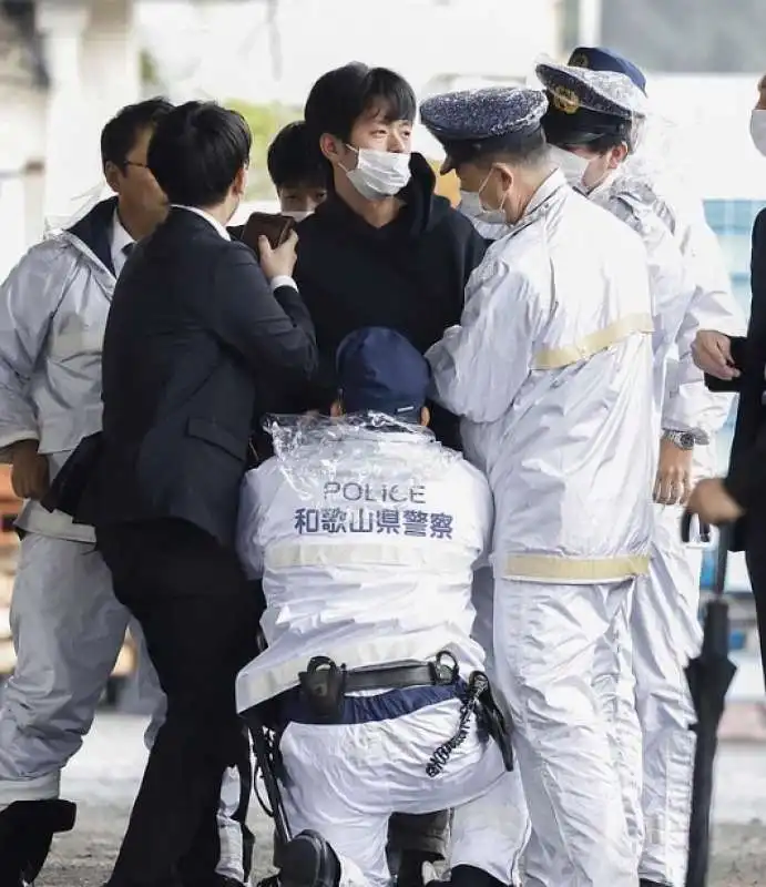 arrestato l uomo che ha tentato di uccidere fumio kishida a wakayama