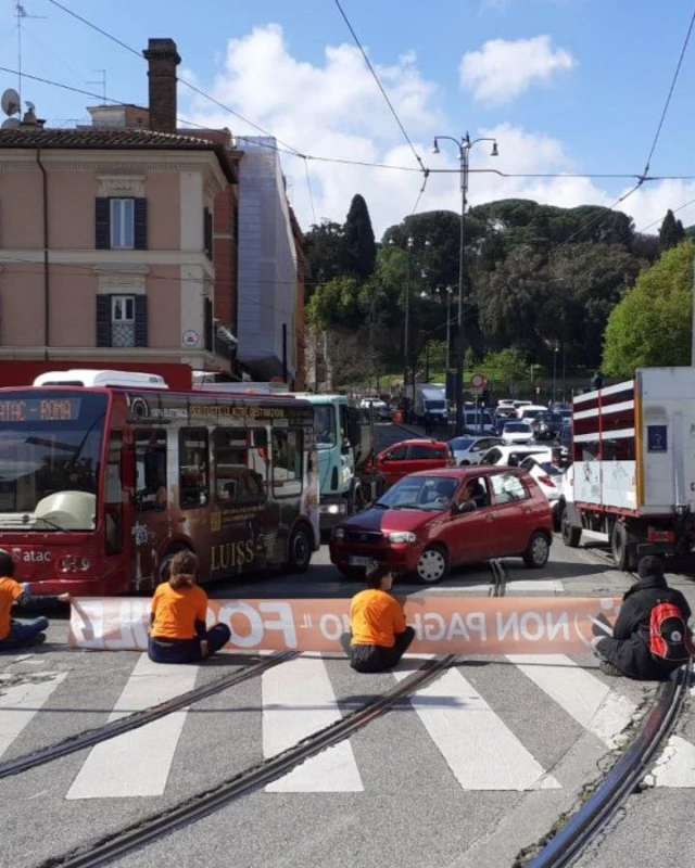 attivisti di ultima generazione bloccano il traffico al colosseo 1