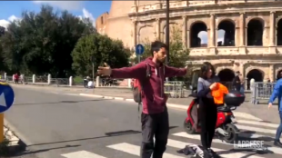 attivisti di ultima generazione bloccano il traffico al colosseo 2