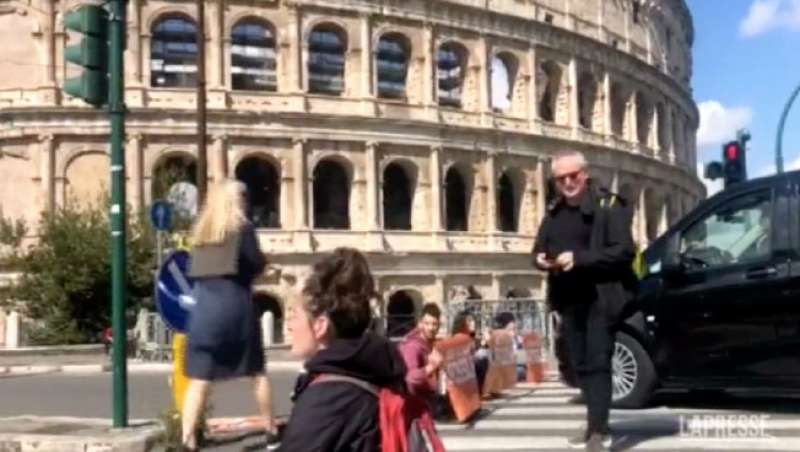 attivisti di ultima generazione bloccano il traffico al colosseo 3