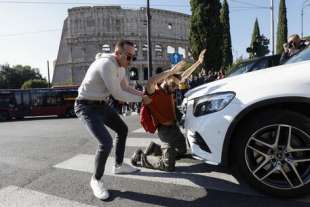 attivisti di ultima generazione bloccano il traffico al colosseo 4