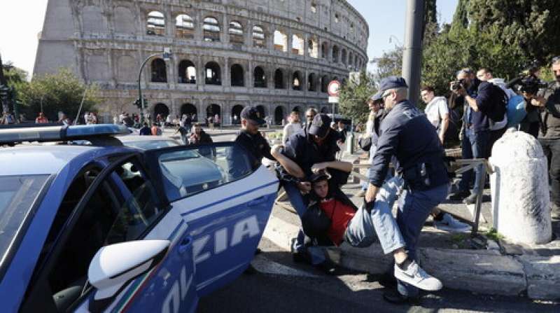 attivisti di ultima generazione bloccano il traffico al colosseo 5