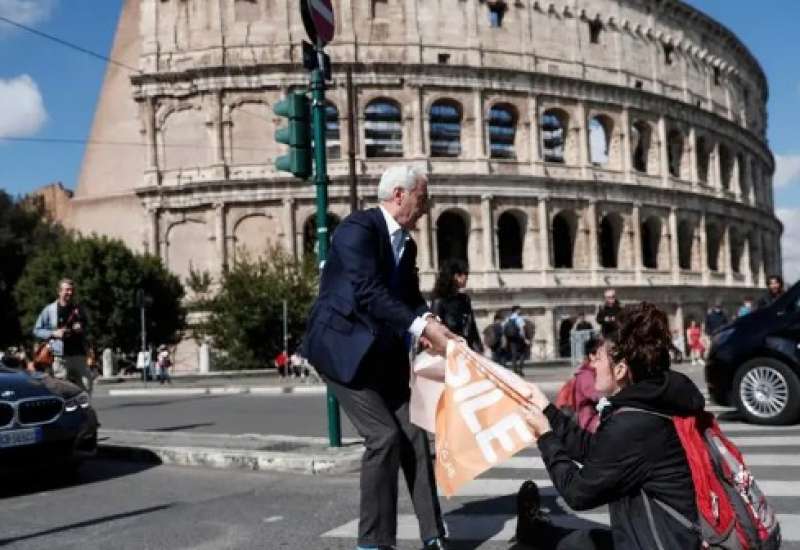 attivisti di ultima generazione bloccano il traffico al colosseo 6