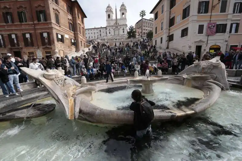 ATTIVISTI DI ULTIMA GENERAZIONE VERSANO VERNICE NERA NELLA FONTANA DELLA BARCACCIA A ROMA 