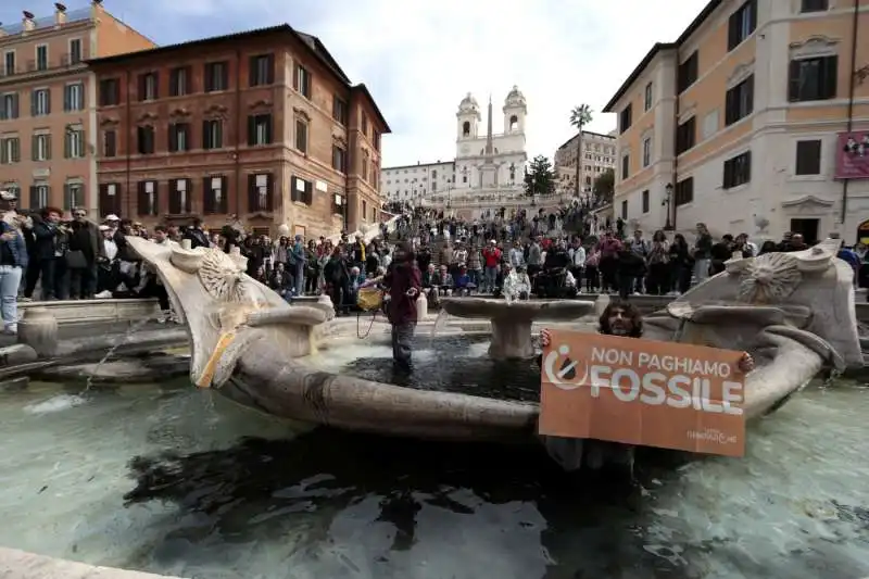 ATTIVISTI DI ULTIMA GENERAZIONE VERSANO VERNICE NERA NELLA FONTANA DELLA BARCACCIA A ROMA 