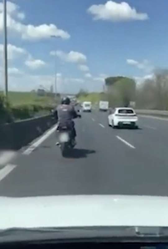 automobilista insegue un uomo in macchina a roma 5