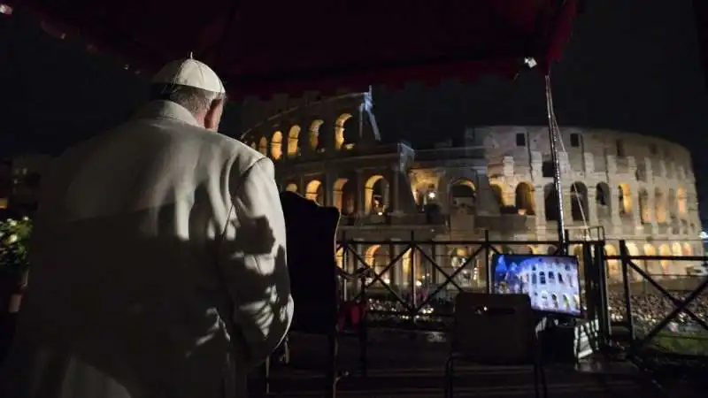 bergoglio via crucis colosseo   