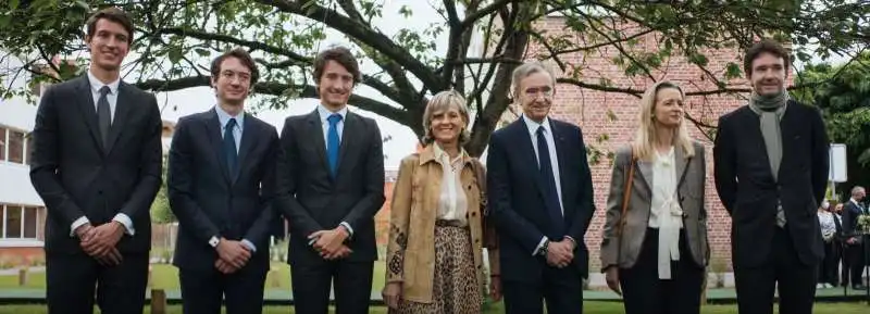 bernard arnault e la moglie helene mercier arnault al centro. da sinistra, alexandre, frederic, jean, delphine e antoine arnault