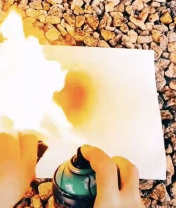 bomboletta spray in fiamme