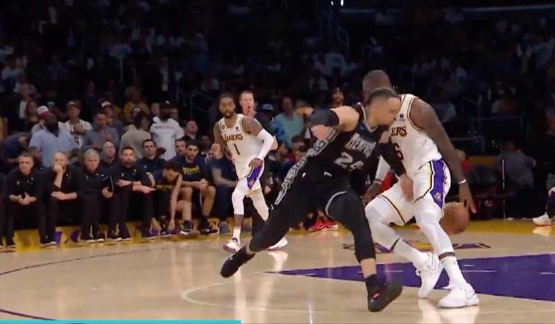 brooks colpisce lebron james nel basso ventre 2