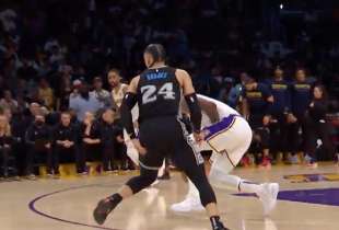 brooks colpisce lebron james nel basso ventre 3