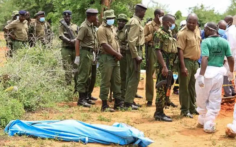 cadaveri in fosse comuni in kenya 1