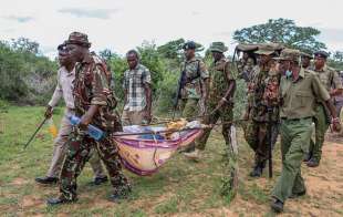 cadaveri in fosse comuni in kenya 3