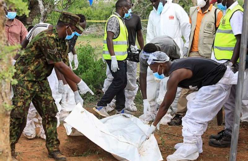 cadaveri in fosse comuni in kenya 4