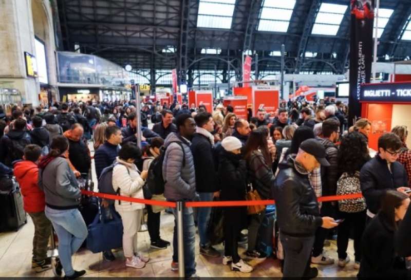 caos alla stazione centrale di milano per il blocco dei treni ad alta velocità