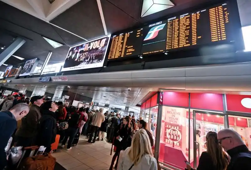 caos e ritardi nelle stazioni dopo il deragliamento a firenze   