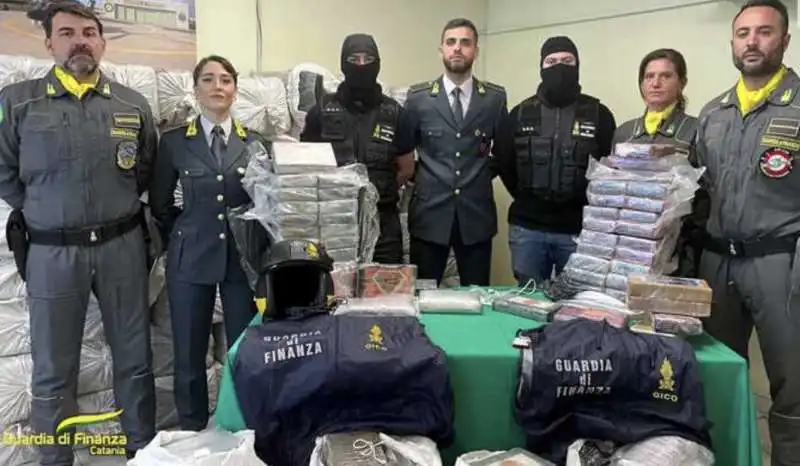 carico da due tonnellate di cocaina ritrovato in mare a catania  1