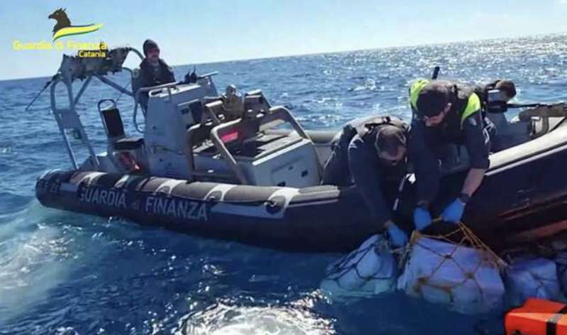 carico da due tonnellate di cocaina ritrovato in mare a catania