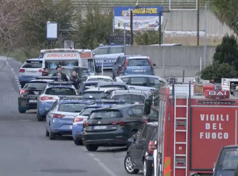 CATANIA - UN UOMO SI BARRICA IN STRADA E SPARA VERSO LA STRADA