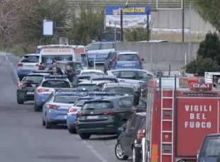 CATANIA - UN UOMO SI BARRICA IN STRADA E SPARA VERSO LA STRADA