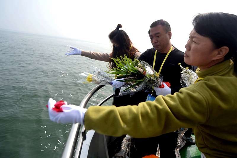 CERIMONIA DELLA SEPOLTURA IN MARE IN CINA