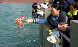 CERIMONIA DELLA SEPOLTURA IN MARE IN CINA