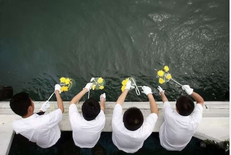 CERIMONIA DELLA SEPOLTURA IN MARE IN CINA