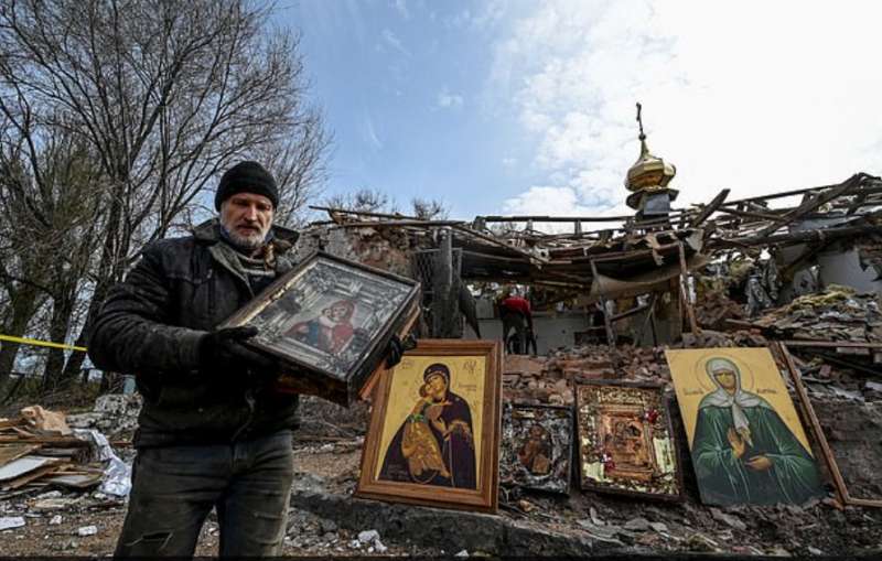 chiesa di san michele arcangelo a komyshuvakha bombardata dai russi il giorno di pasqua