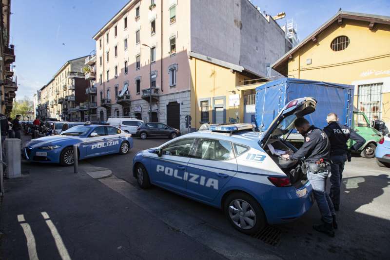 CICLISTA ACCOLTELLA DUE PERSONE A MILANO