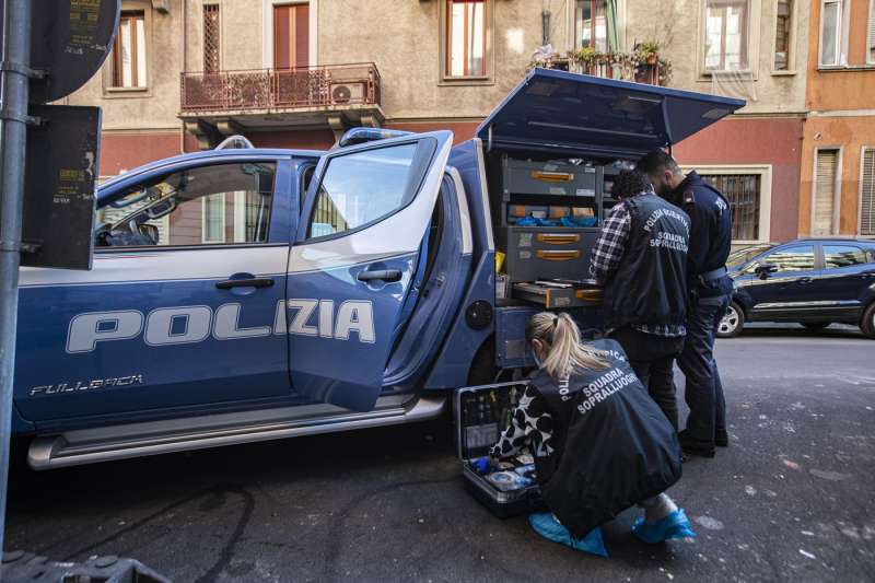 CICLISTA ACCOLTELLA DUE PERSONE A MILANO