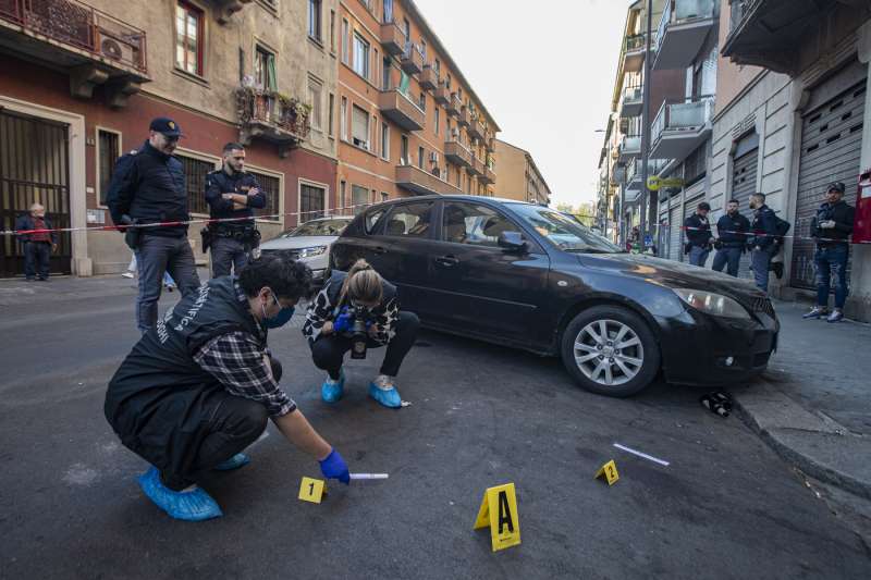 CICLISTA ACCOLTELLA DUE PERSONE A MILANO