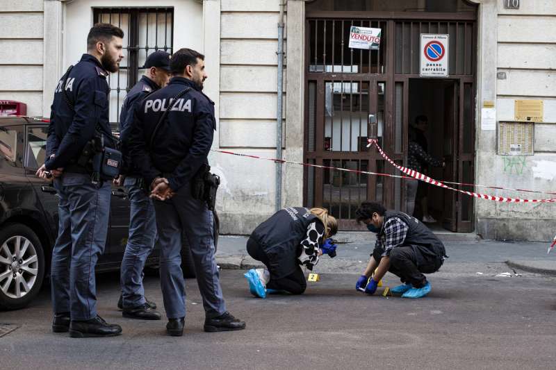 CICLISTA ACCOLTELLA DUE PERSONE A MILANO