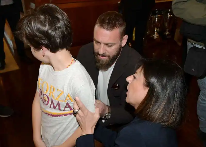 daniele de rossi autografa la maglia del figlio di paola de micheli  foto di bacco