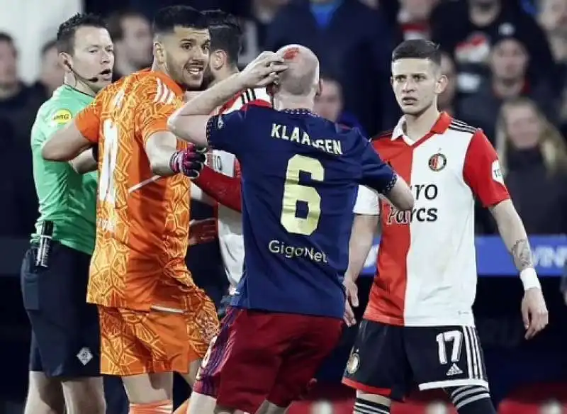 davy klaassen bersagliato da oggetti lanciati da tifosi feyenoord rotterdam 1