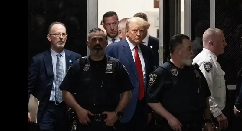 donald trump entra nel tribunale di manhattan per l'incriminazione