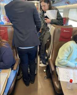 Elly Schlein in viaggio verso Bologna sul Frecciarossa - foto di Simone Canettieri