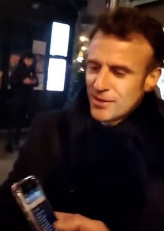 emmanuel macron canta in strada 1